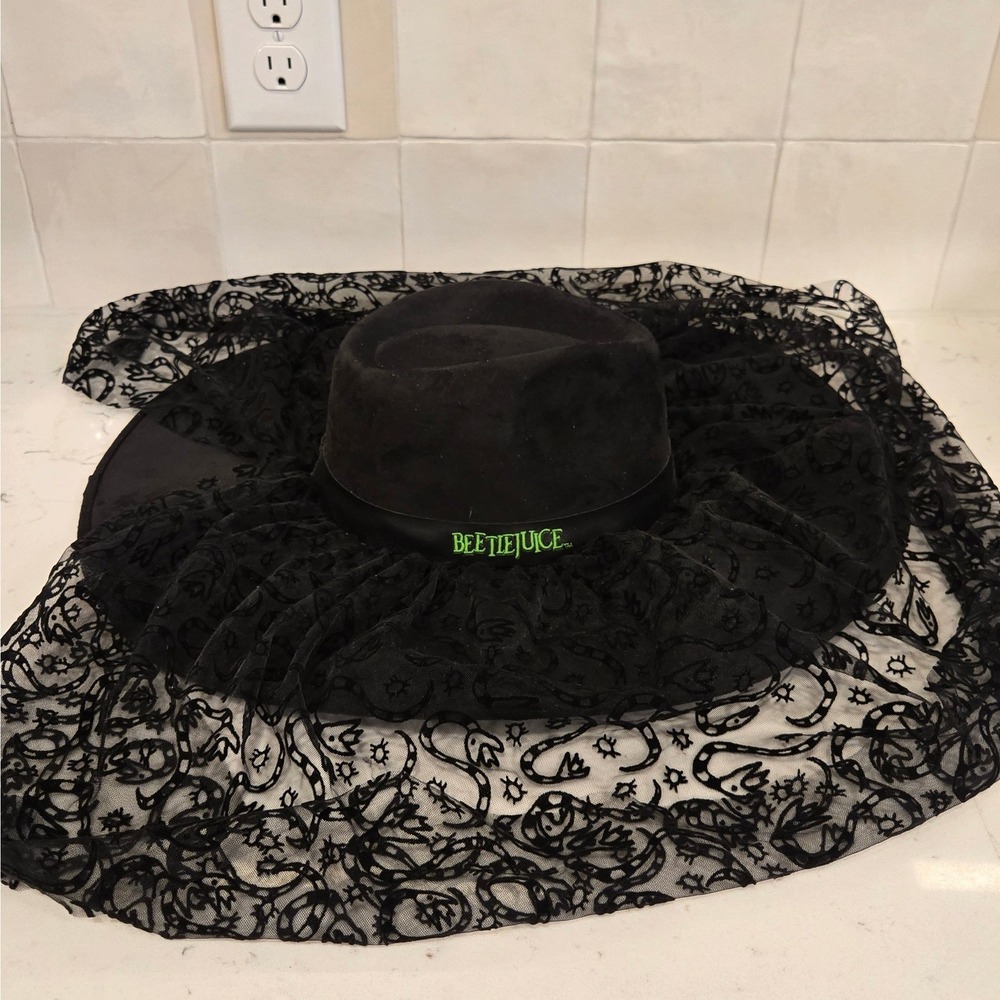 Beetlejuice Lydia Black Wide Brim Fedora Hat Sandworm Mesh Veil Gothic‎ Movie